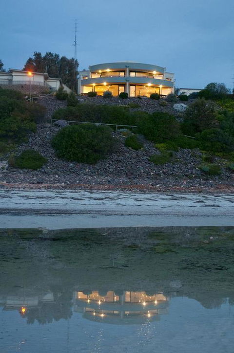 Cliff House Beachfront Villas - Tourism Hervey Bay 3