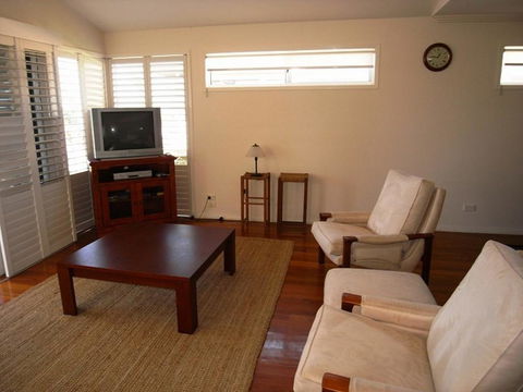 Clovelly Beach Townhouse - Tourism Hervey Bay 0