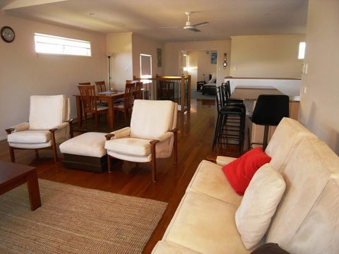 Clovelly Beach Townhouse - Tourism Hervey Bay 3