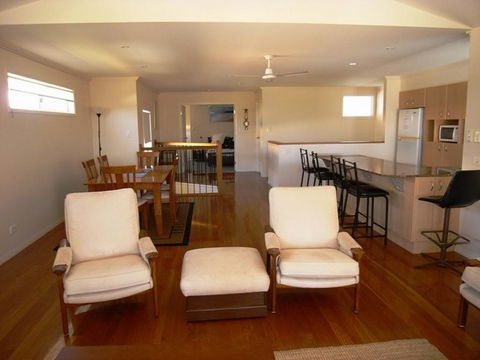 Clovelly Beach Townhouse - Tourism Hervey Bay 2
