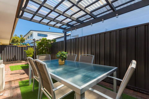 Coastal Convenience! Walk To The Shops & Cafes... - Hervey Bay Accommodation 3