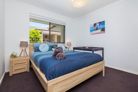 Coastal Convenience! Walk To The Shops & Cafes... - Hervey Bay Accommodation 1