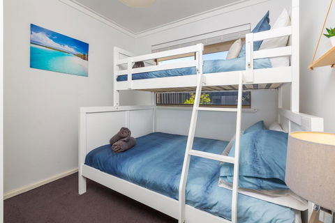 Coastal Convenience! Walk To The Shops & Cafes... - Hervey Bay Accommodation 2