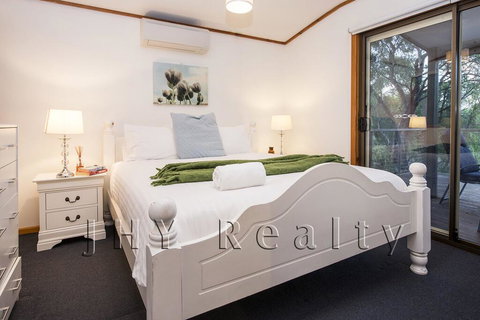 Coastal Cottage - Hervey Bay Accommodation 3