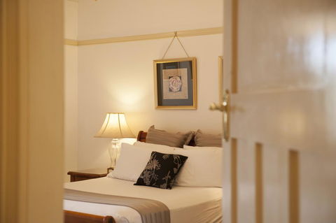 Cobb & Co Court Boutique Hotel - Tourism Hervey Bay 0
