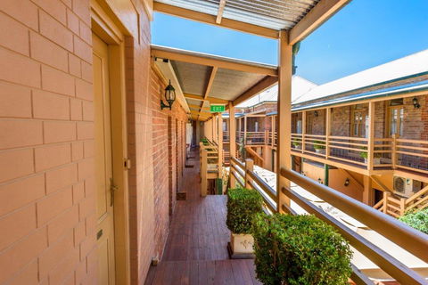 Cobb & Co Court Boutique Hotel - Tourism Hervey Bay 1
