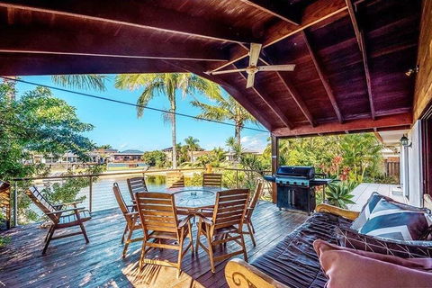 Coconut Grove Holiday House - Tourism Hervey Bay 0