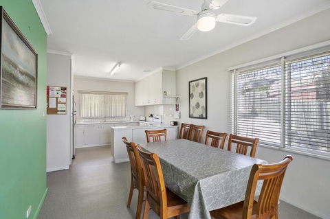 Coffey Court Cottage 2 - Tourism Hervey Bay 2