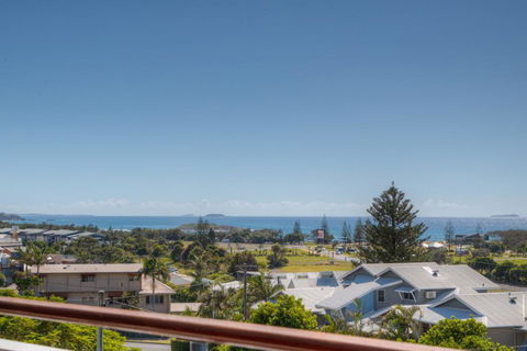 Coffs Jetty Beach House - Tourism Hervey Bay 0