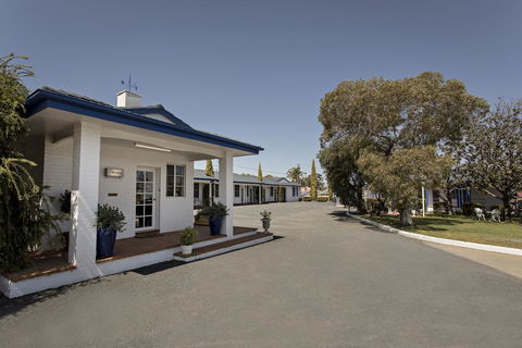 Colonial Motel & Apartments - Hervey Bay Accommodation 0