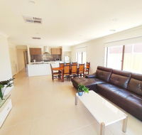 Comfortable 5BR House 6mins to Werribee Station.Great Ocean Road tourist stopover - Tourism Hervey Bay