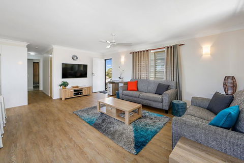 Comfy & Cosy (Upstairs) - Hervey Bay Accommodation 0