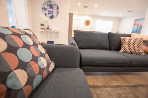 Contemporary Esprit With River Reserve Access - Tourism Hervey Bay 0