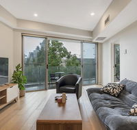 Convenient Apartment - 1 Min Walk To Train - Hervey Bay Accommodation
