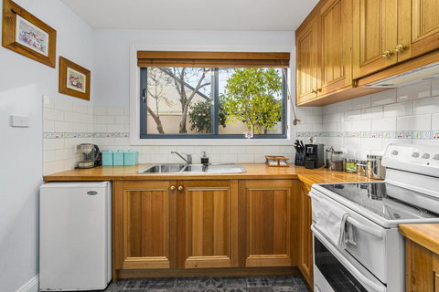 Coopers Cottage Battery Point - Hervey Bay Accommodation 2