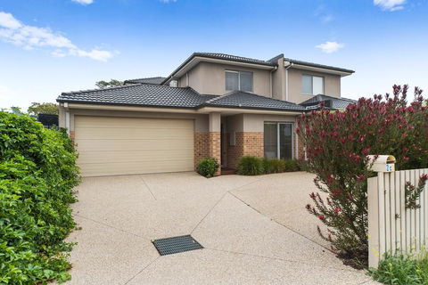 Cootamundra - Hervey Bay Accommodation 2