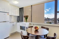 Cosmopolitan apartment at College St