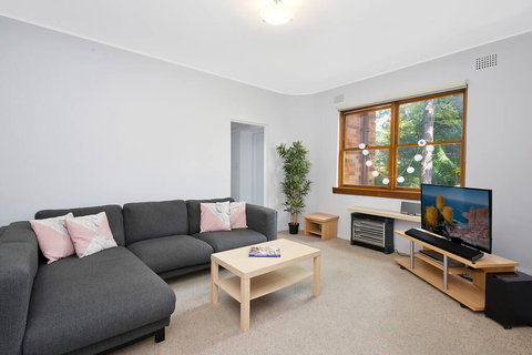 Cosy 2BR Plus Parking In Nth Sydney - Hervey Bay Accommodation 0