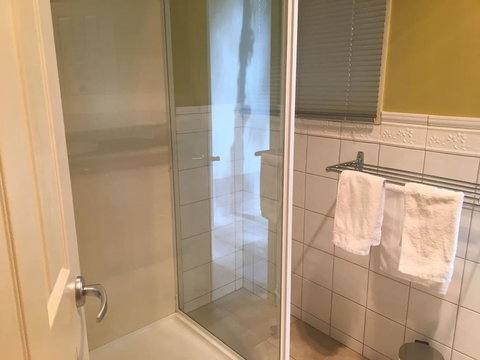 Cottage 1 Relax And Self Isolate In With Hot Tub - Hervey Bay Accommodation 3