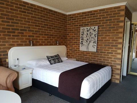 Cousins Motor Inn - Hervey Bay Accommodation 2