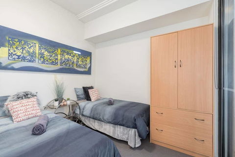 Cozy 3BR Sleep8 Apt 1min WalkTo Train Bus Shopping - Hervey Bay Accommodation 1