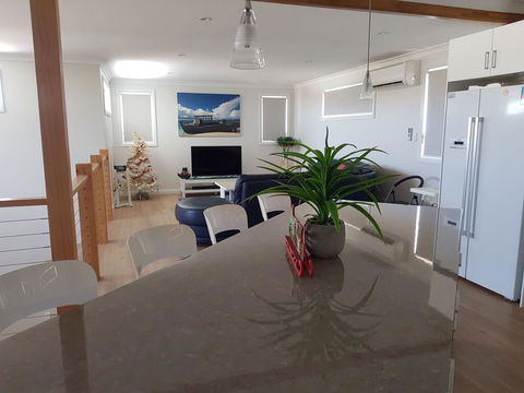 Cozzys Condo Luxury Beach House - Hervey Bay Accommodation 0