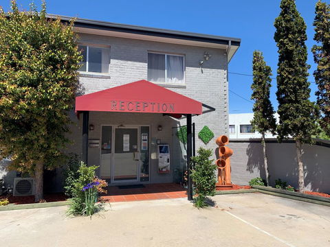 Crest Motor Inn - Tourism Hervey Bay 0