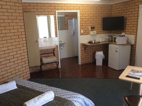 Cross Roads Motel - Hervey Bay Accommodation 3
