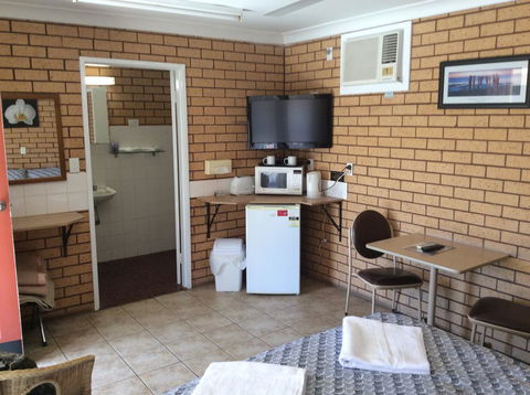 Cross Roads Motel - Hervey Bay Accommodation 2