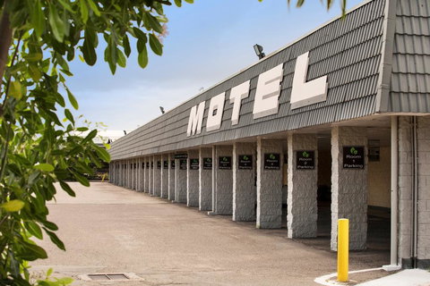 Dalrymple Hotel - Hervey Bay Accommodation 0