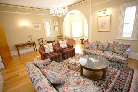 Darcy's Hotel - Hervey Bay Accommodation 2