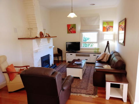 Darling House Castlemaine - Hervey Bay Accommodation 3