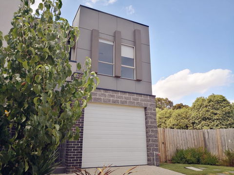 Delicate And Peaceful Bundoora Townhouse 7-R4 - Hervey Bay Accommodation 0