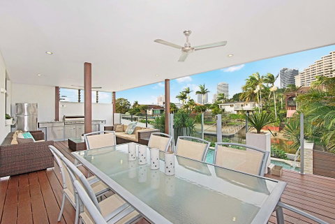 Deluxe On Water - Hervey Bay Accommodation 2