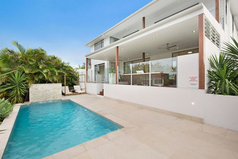 Deluxe On Water - Hervey Bay Accommodation 0