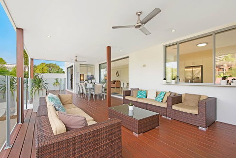 Deluxe On Water - Hervey Bay Accommodation 1