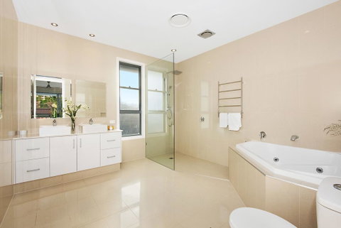 Deluxe On Water - Hervey Bay Accommodation 3