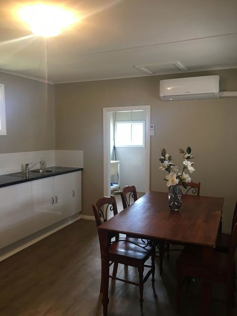 Desert Flower Cottages On Wolfram St - Hervey Bay Accommodation 3