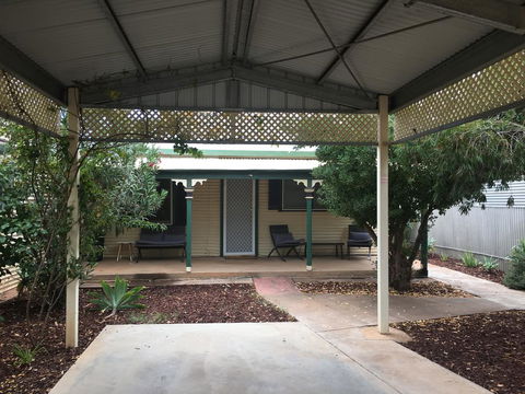 Desert Flower Cottages On Wolfram St - Hervey Bay Accommodation 2