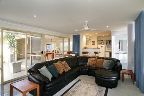 Dolphin 3 Bedroom House By Shoalwater Executive Homes - Tourism Hervey Bay 0