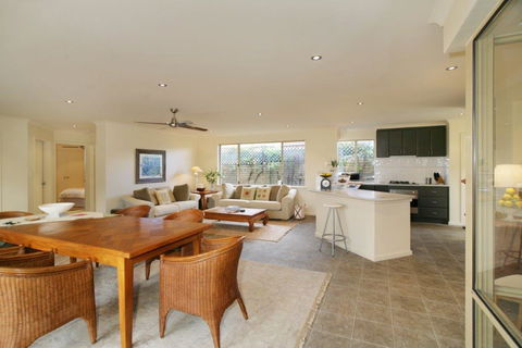 Dolphin 3 Bedroom House By Shoalwater Executive Homes - Tourism Hervey Bay 3