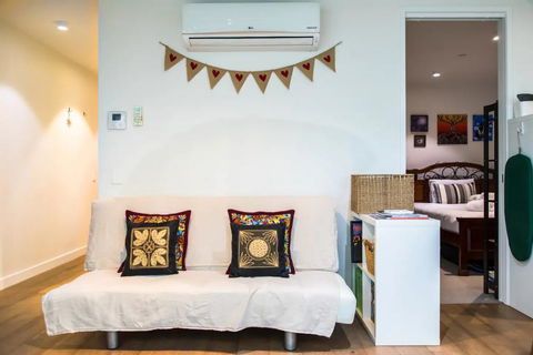 Eclectic 1 Bedroom South Yarra Hideaway - Hervey Bay Accommodation 1