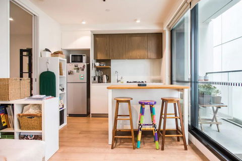 Eclectic 1 Bedroom South Yarra Hideaway - Hervey Bay Accommodation 2