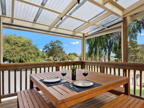 EdAn Beachhouse - 21 Laronde - Tourism Hervey Bay 0