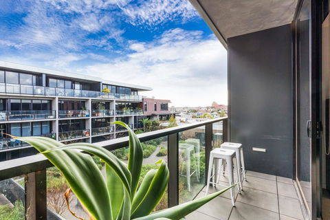 Elegant 1 Bed 1 Bath & Free Parking - Tourism Hervey Bay 2