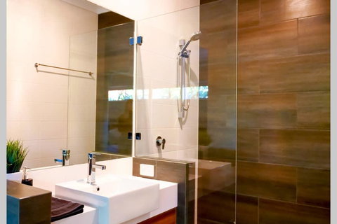Elegantly Appointed BRAND NEW Luxurious Apartment! - Hervey Bay Accommodation 3