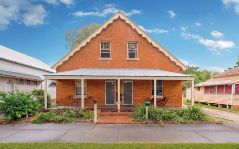 Eliza 1875 Red Brick Duplex Townhouse - Tourism Hervey Bay 0