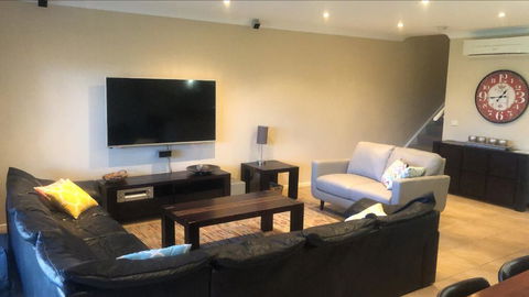 ELSINOR Townhouse 2 - Hervey Bay Accommodation 2