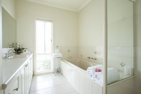 Emerald Cottage - Hervey Bay Accommodation 3