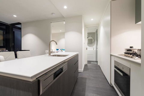 EQ Tower Luxury 2 Bedroom Skyline CBD Apartment - Tourism Hervey Bay 3